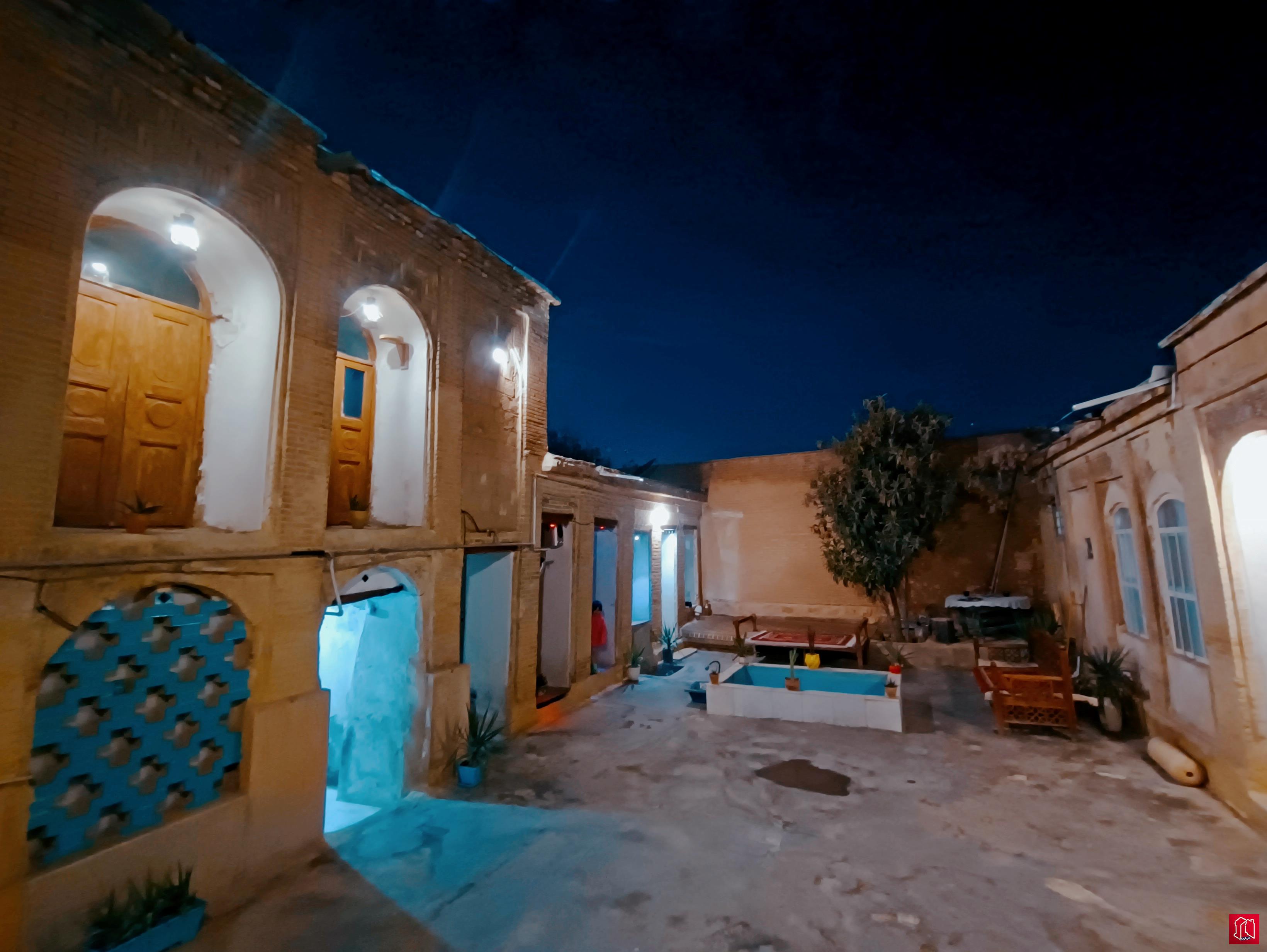 خانه فیروزه ای 